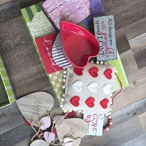 Valentines Day Heart-Themed Decorative Set